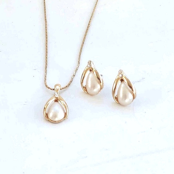 AVON Vintage Marked Gold Teardrop Faux Pearl & Rhinestone Necklace & Earrings - Picture 7 of 10